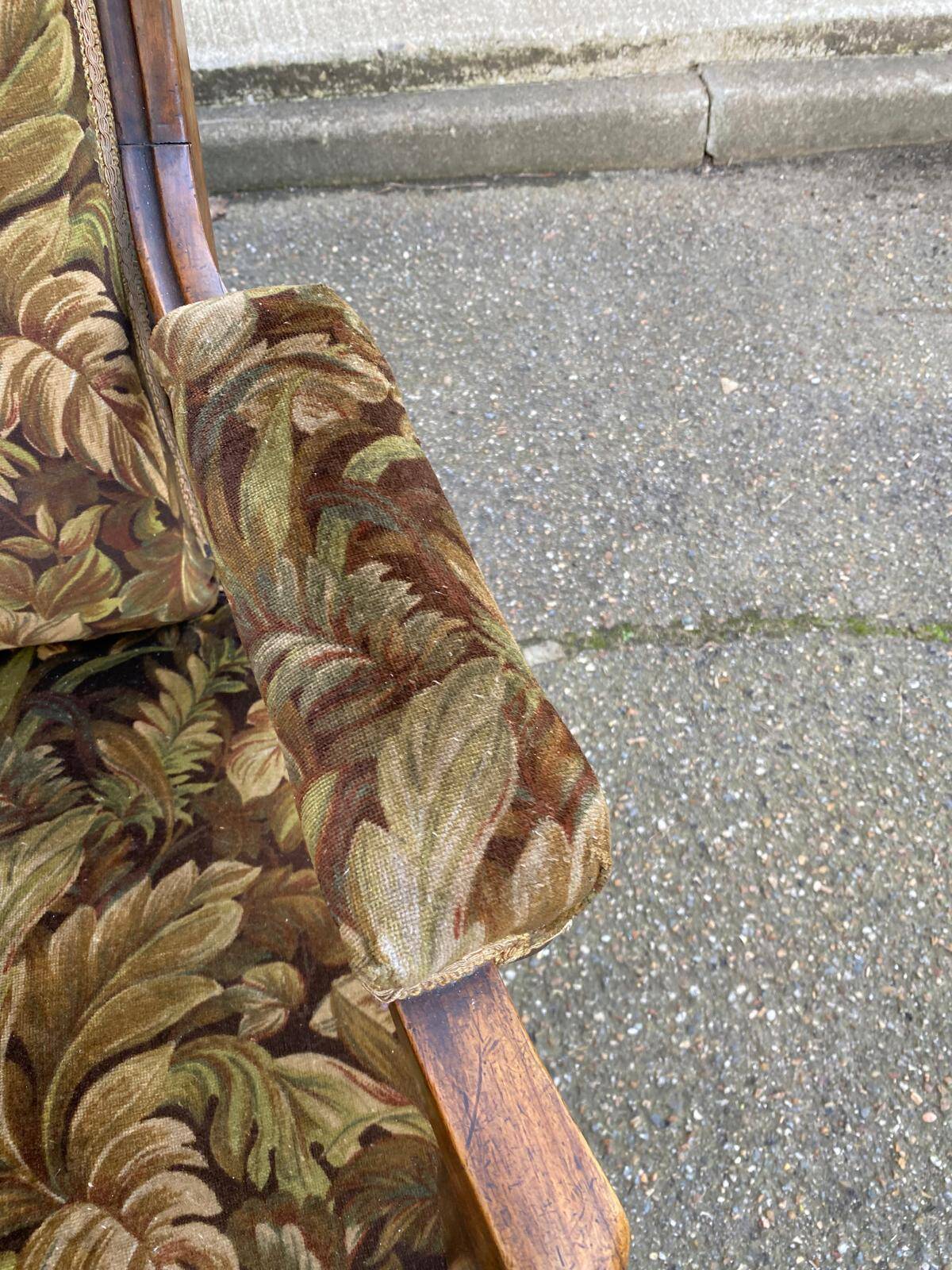 Louis XV Voltaire armchair in solid wood and floral velvet fabric from the years.