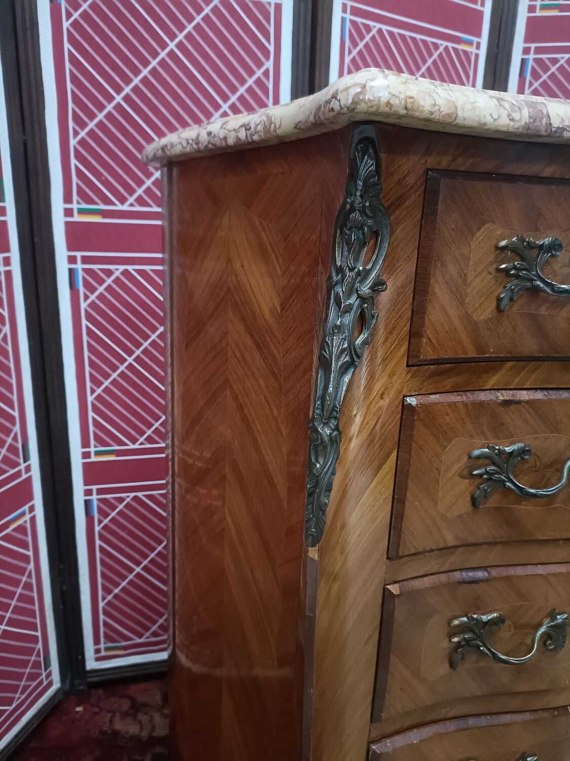 Chiffonier ou semainier style Louis XV, marqueté et marbre