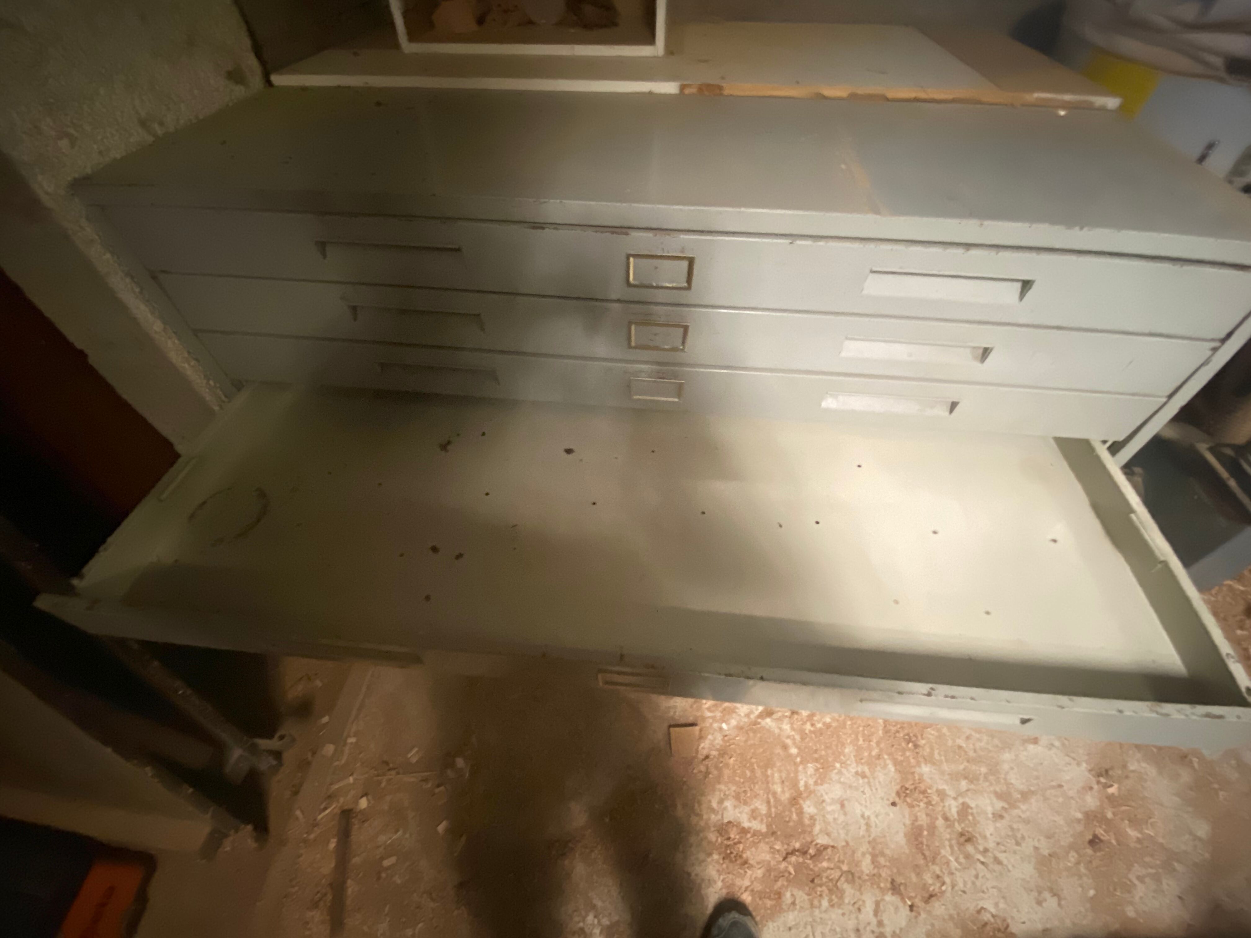 Loom furniture with drawers with metal planes