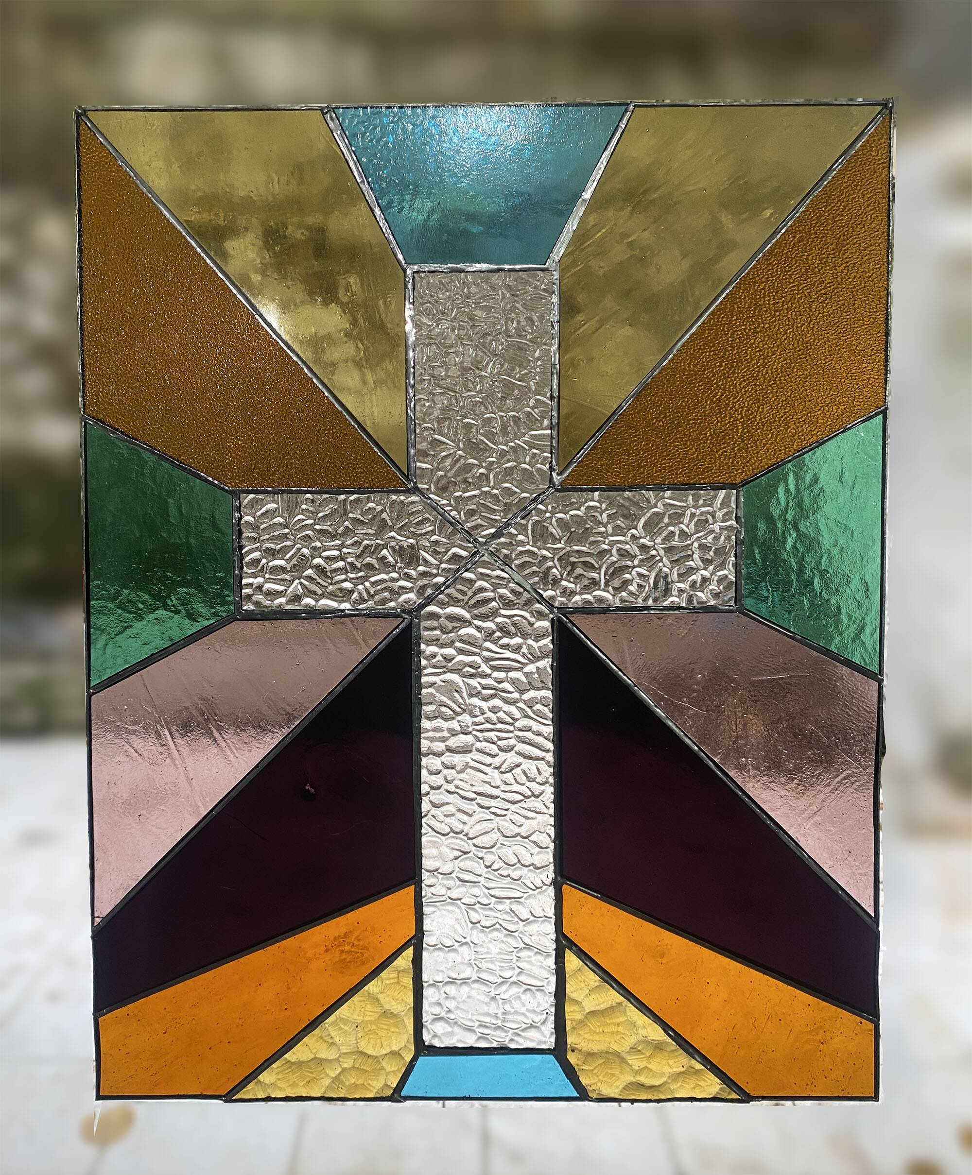 Vitrail décoratif Croix géométrique – Verre coloré artisanal 40 × 57 cm