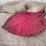 Plat en barbotine feuille rouge bordeaux