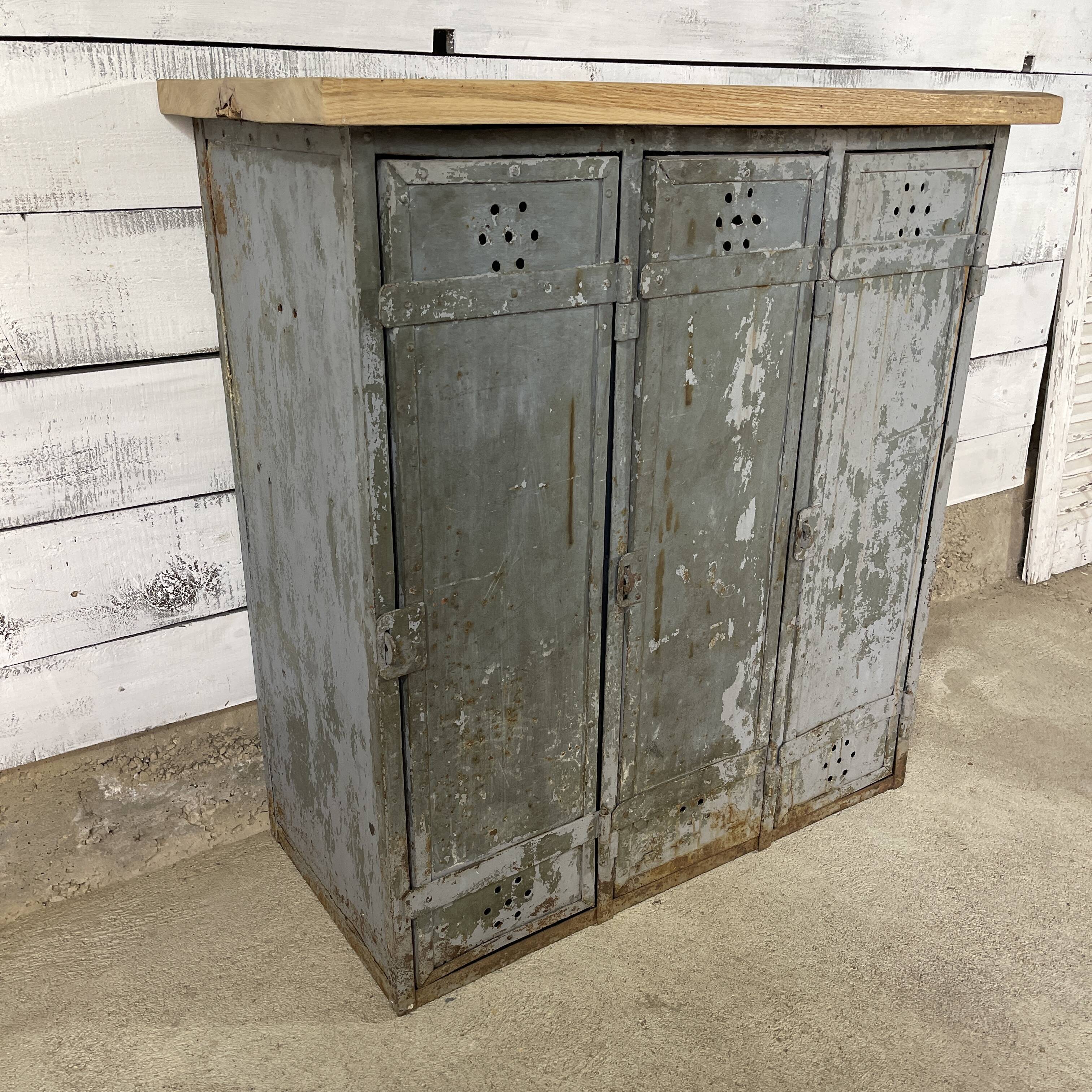 Buffet cloakroom 3 doors