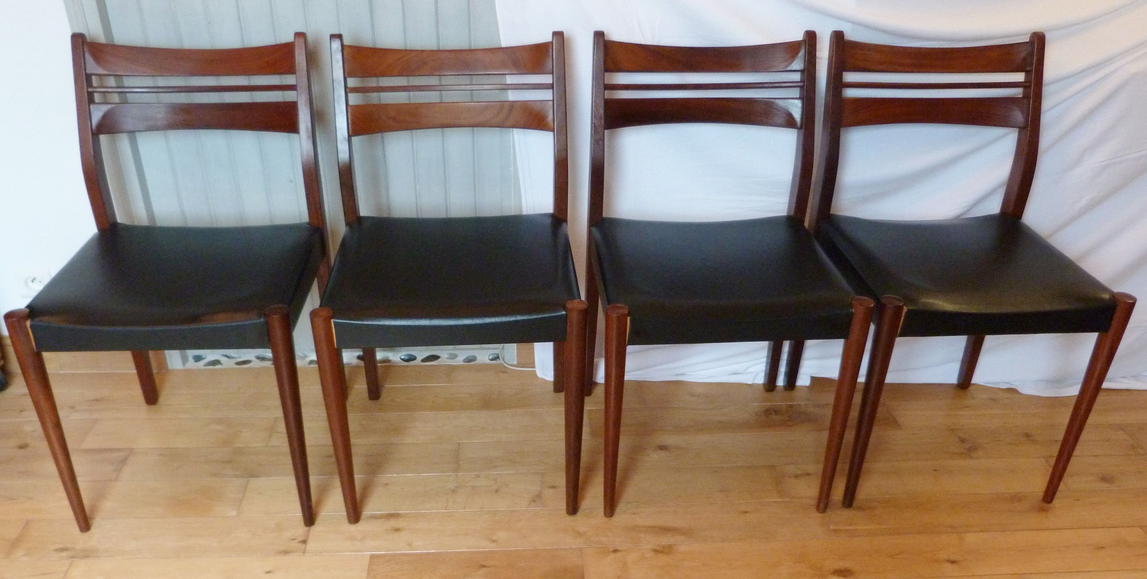 Suite of 4 Italian chairs