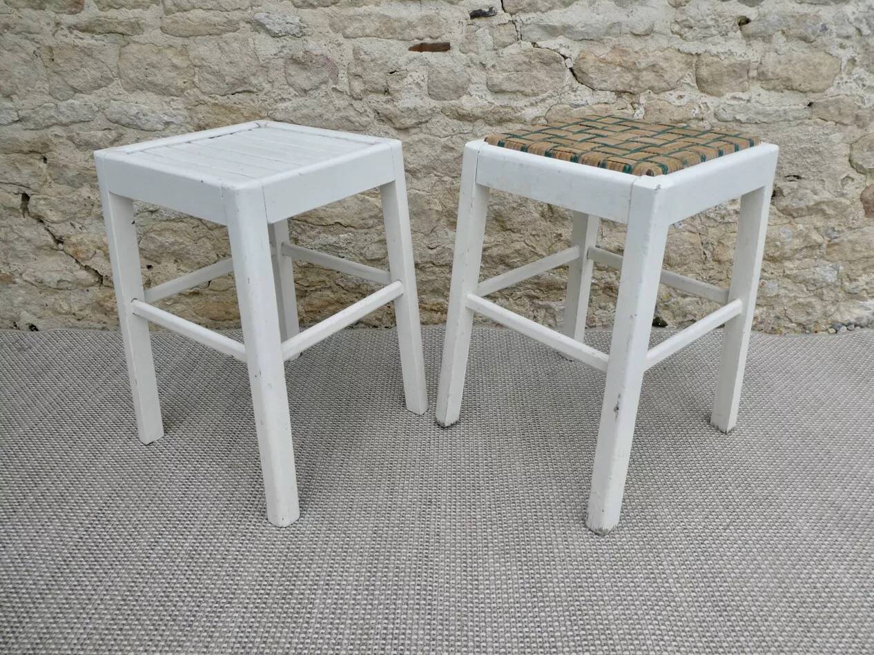 Paire de tabourets en bois, patine blanche, vers 1950