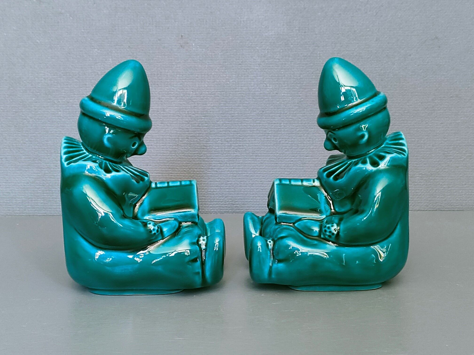 Pair of Art-Deco BookEnd Clowns drowsy in front of a book - glazed ceramics - 1930/1940