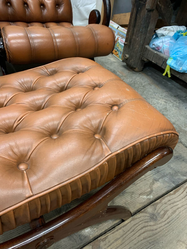Lot Fauteuils Chesterfield Ottoman Anglais Vintage