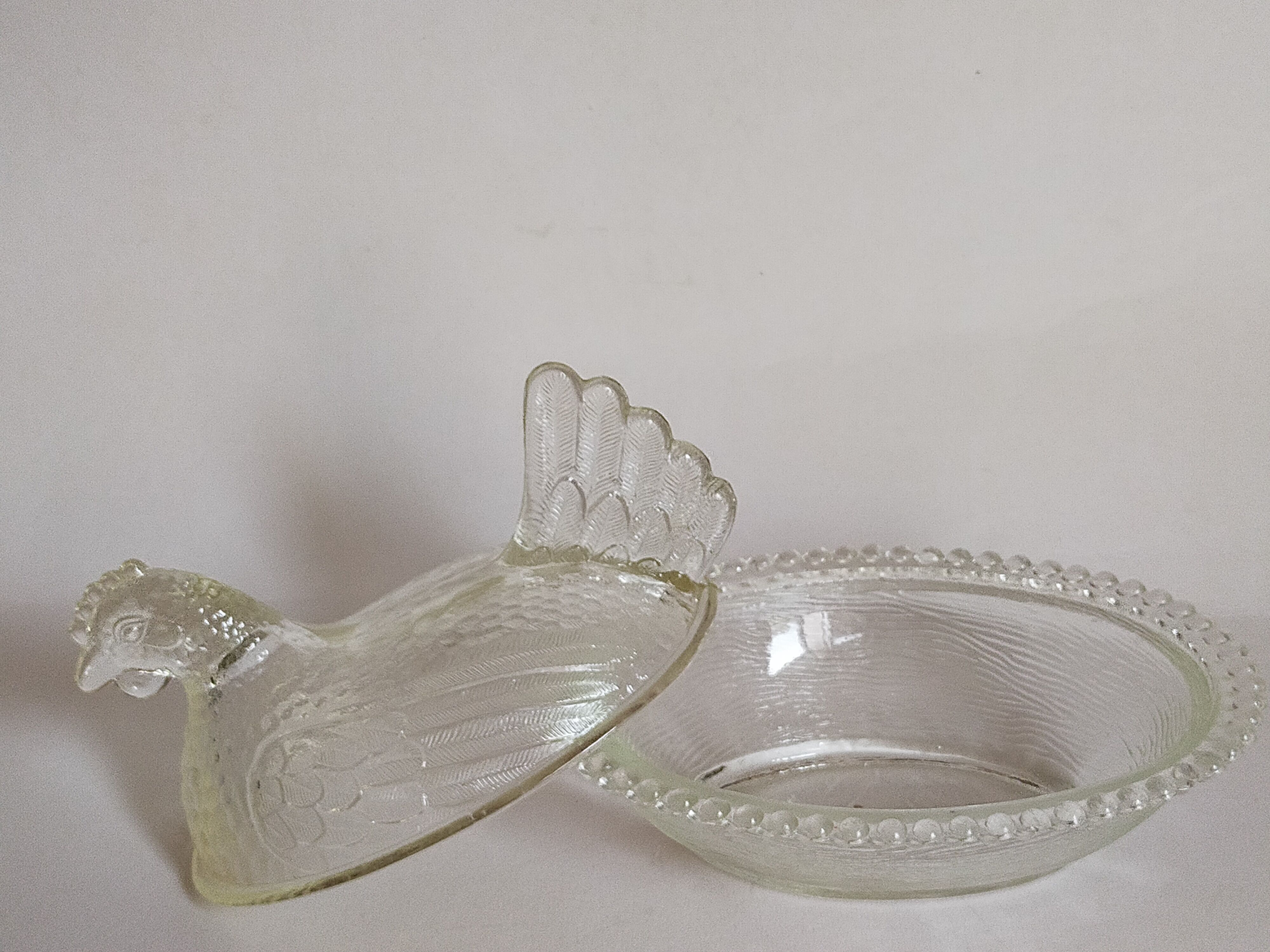 Terrine plat de présentation poule en verre moulé vintage
