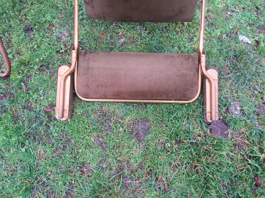 2 folding chairs