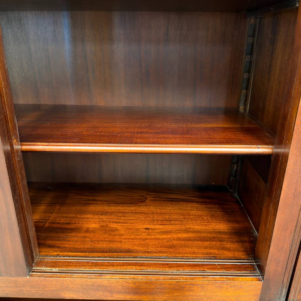 Bibliothèque classique en bois avec vitrine