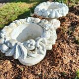 Paire de jardinières rondes sur pied - coupes de fruits en pierre