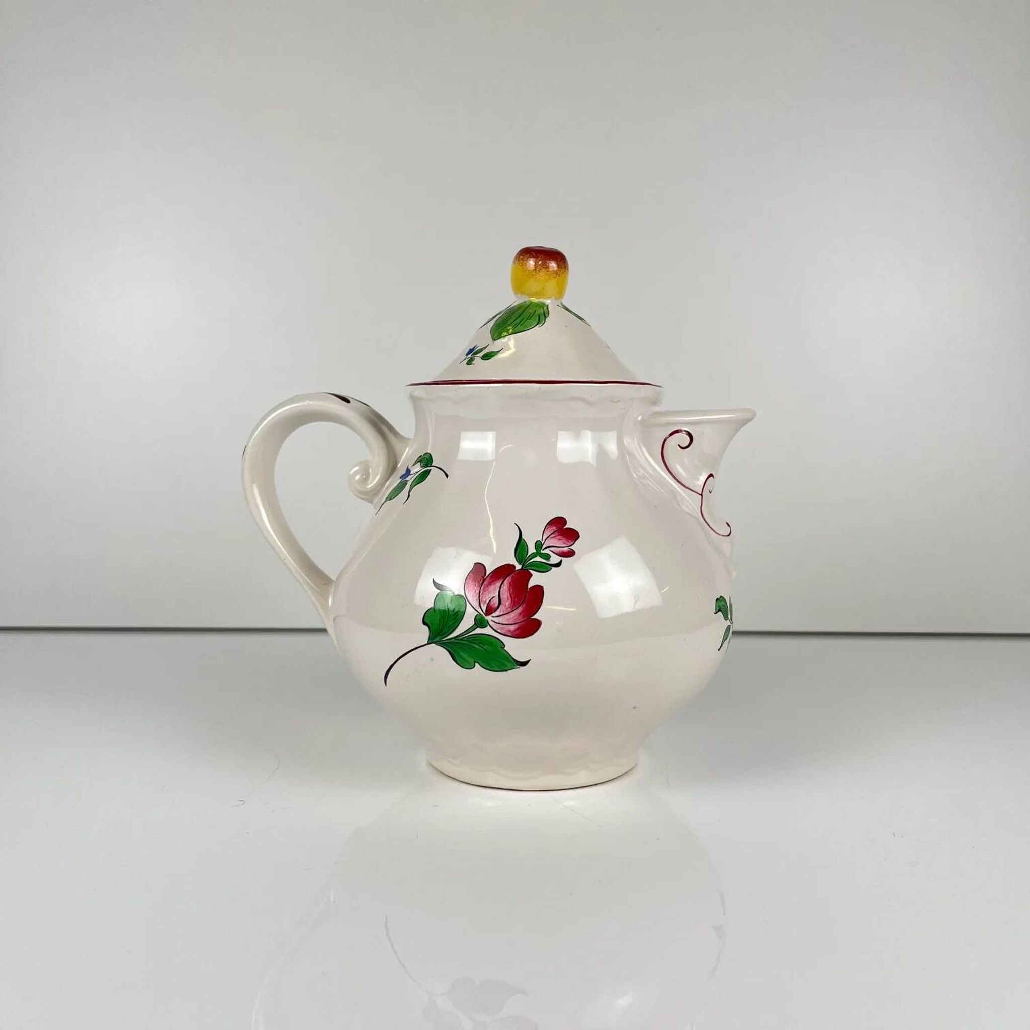 Small teapot KG Lunéville, model "Réverbère", tulip pattern.