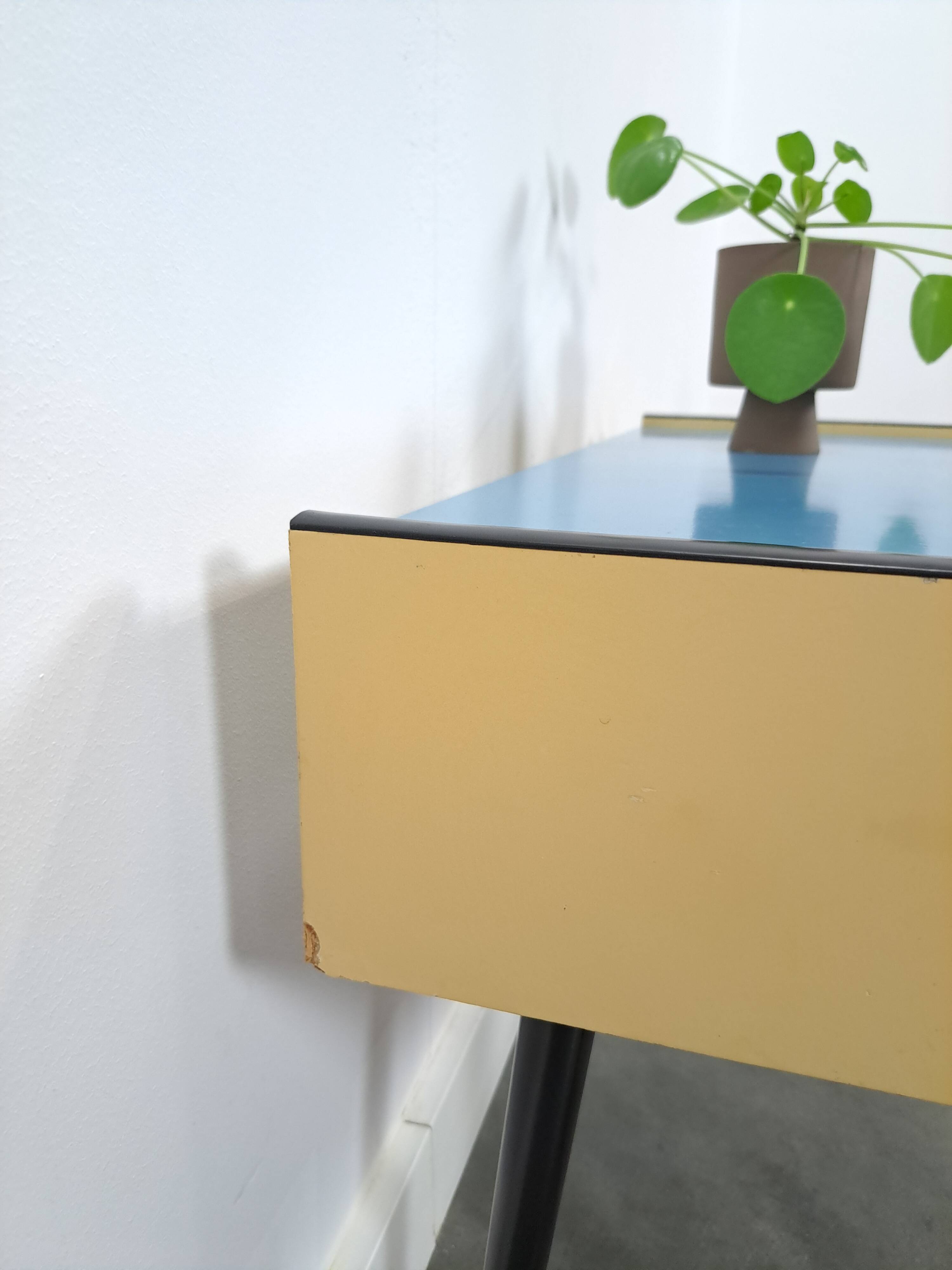 Jaren 50 ladekastje met blauw blad en zwarte poten