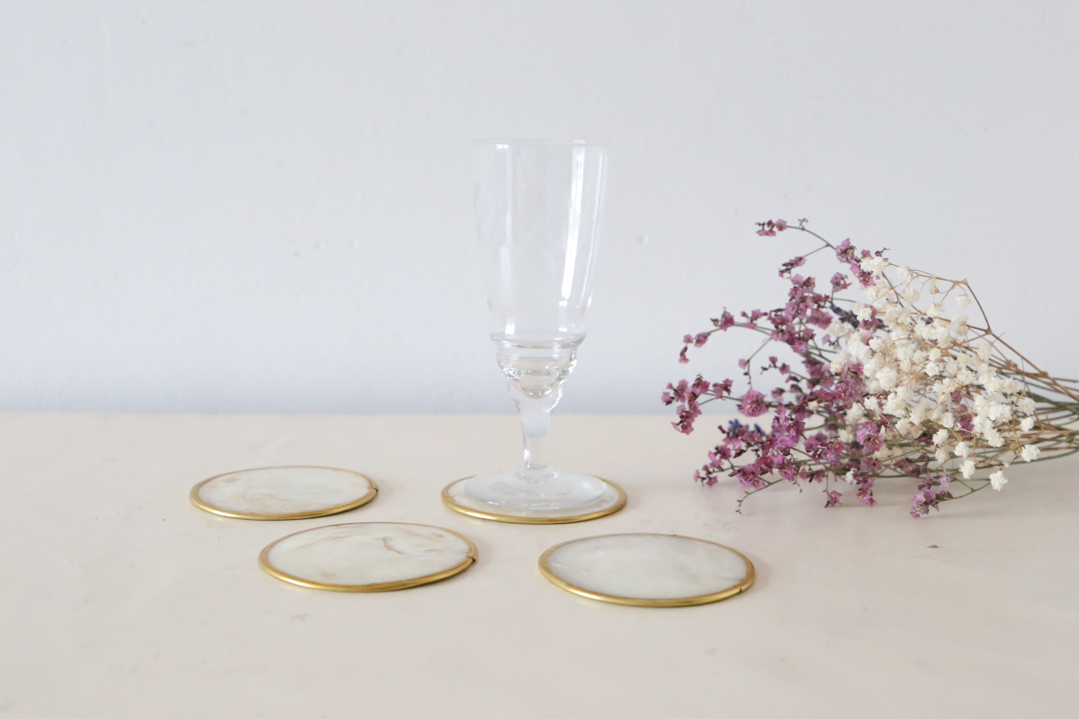 Set de 4 dessous de verre en nacre, laiton et liège, vintage