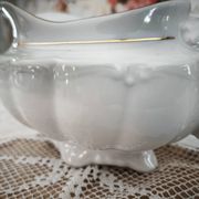 Saucière en porcelaine Manufacture blanche double filet or peint à la main