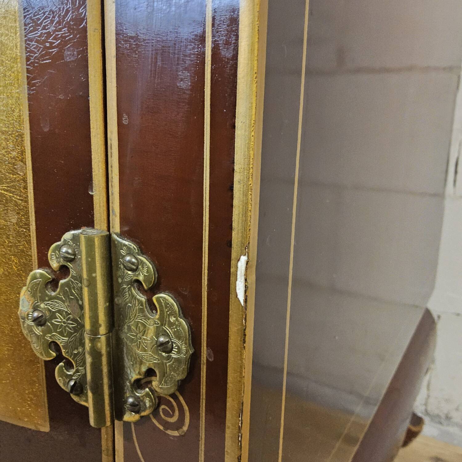 Vintage Chinese cabinet with gold leaf and flowers / oriental cabinet