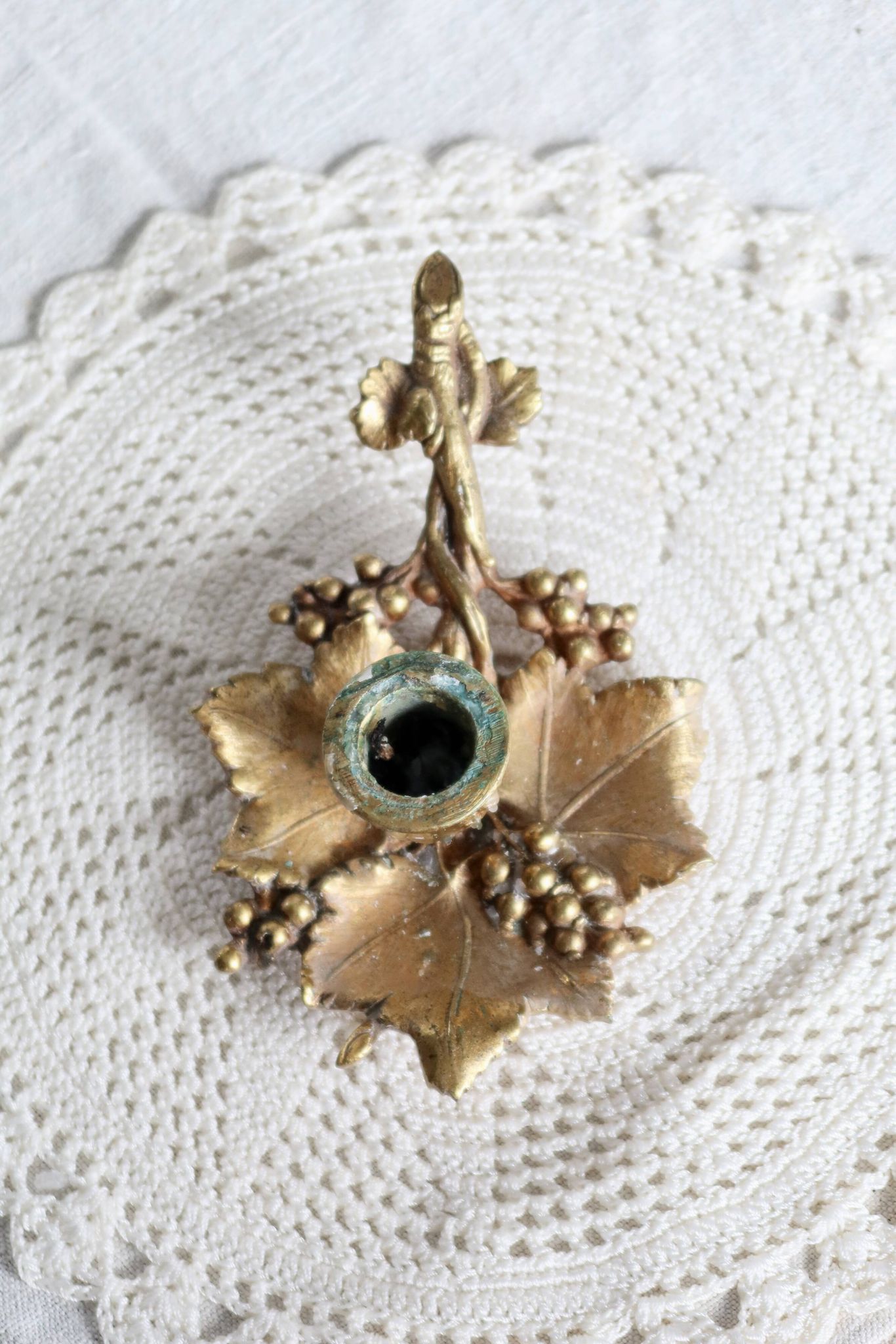 Vintage brass cellar rat – Vine leaf and grape cluster decor