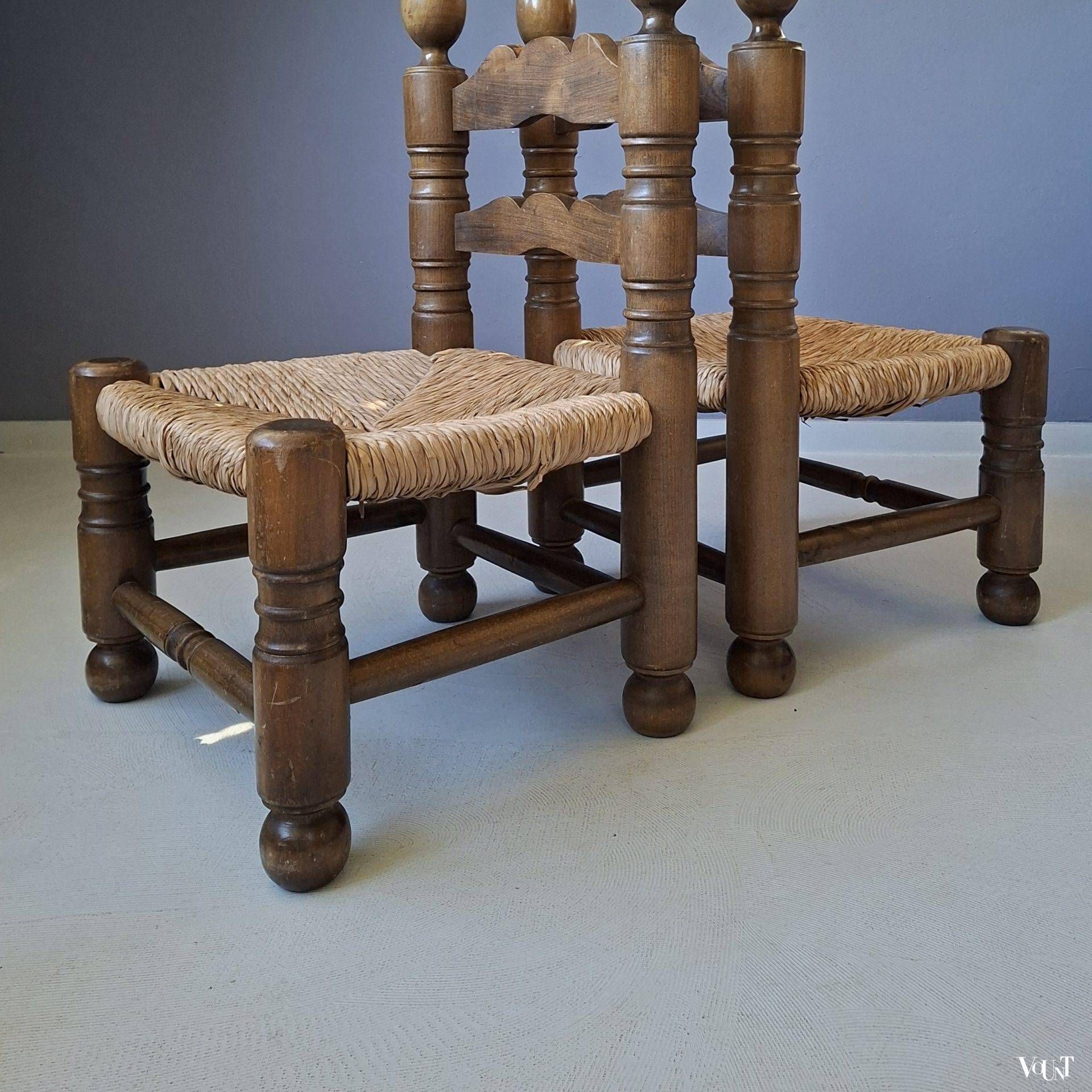 Ensemble de 2 chaises basses avec assise en paille, années 1950.