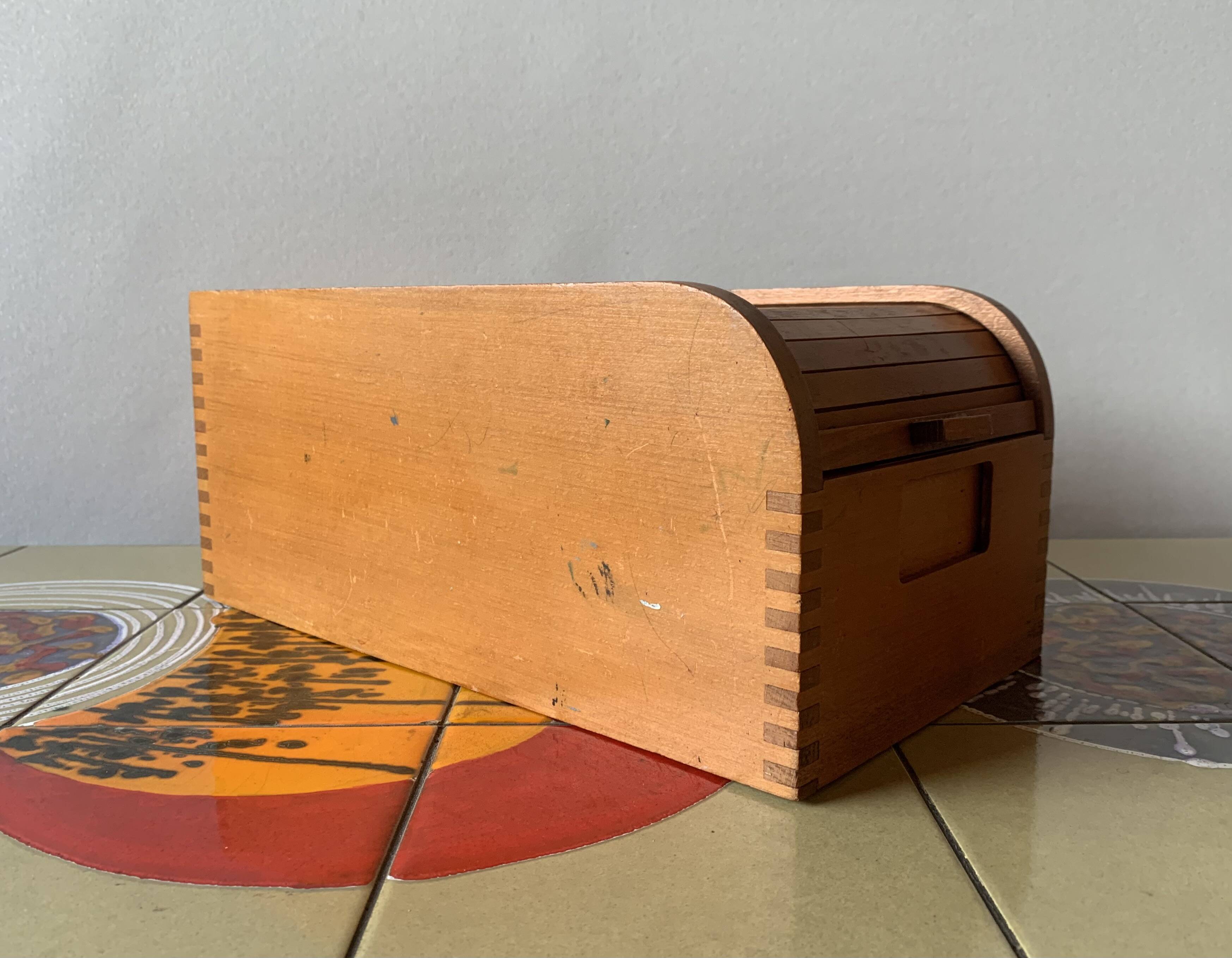 2 anciennes boîtes de classement en bois à volet