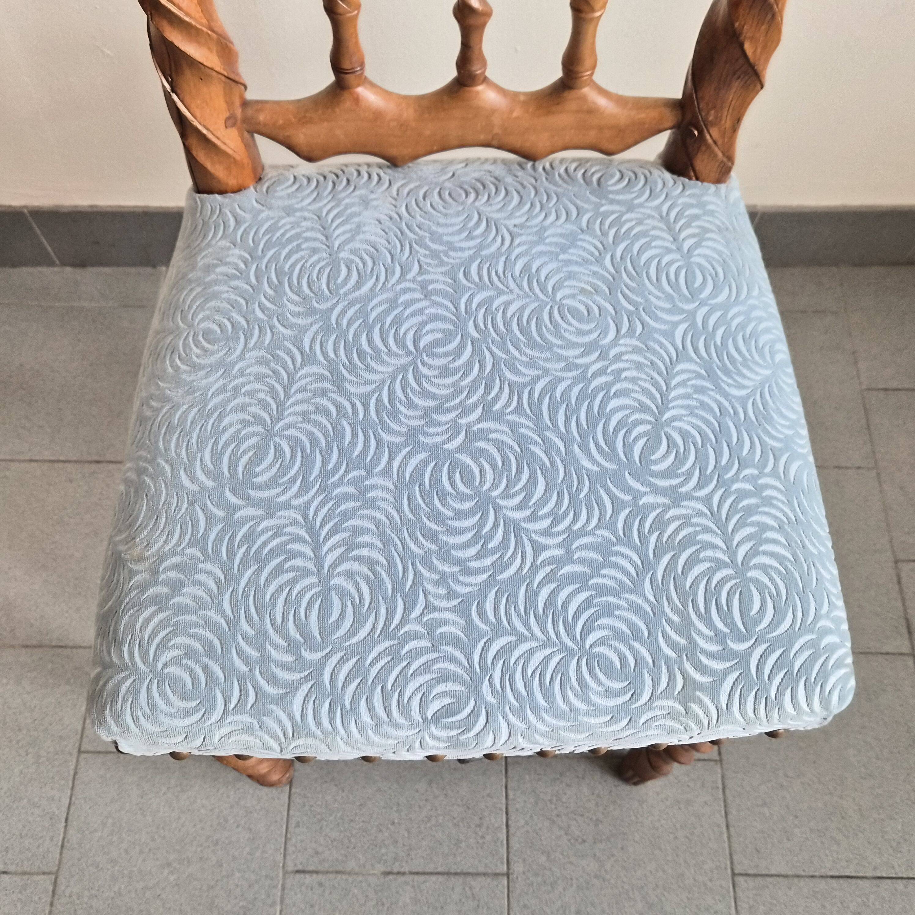 Chaise vintage en bois sculpté