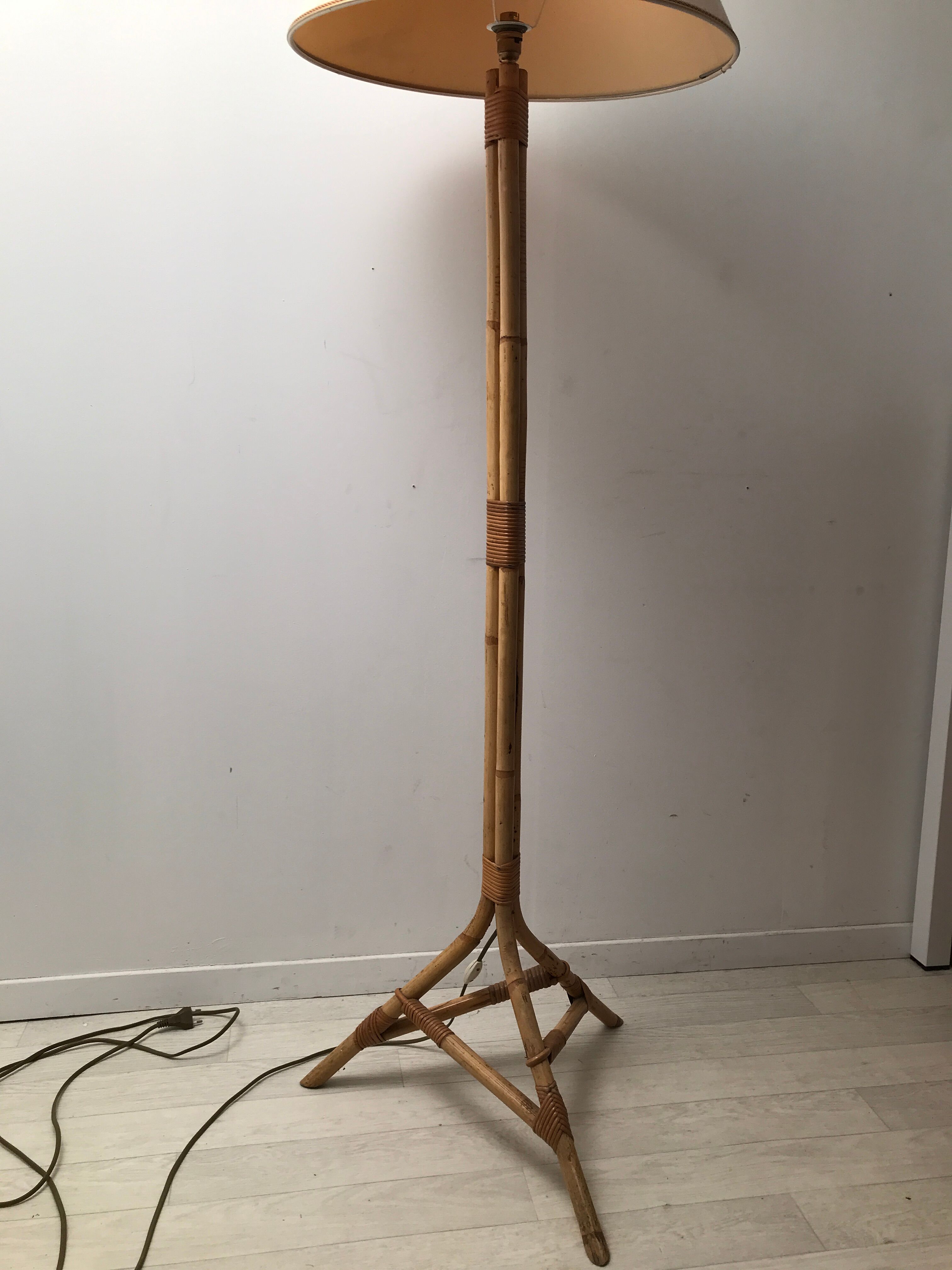 Bamboo lamppost feet tripod