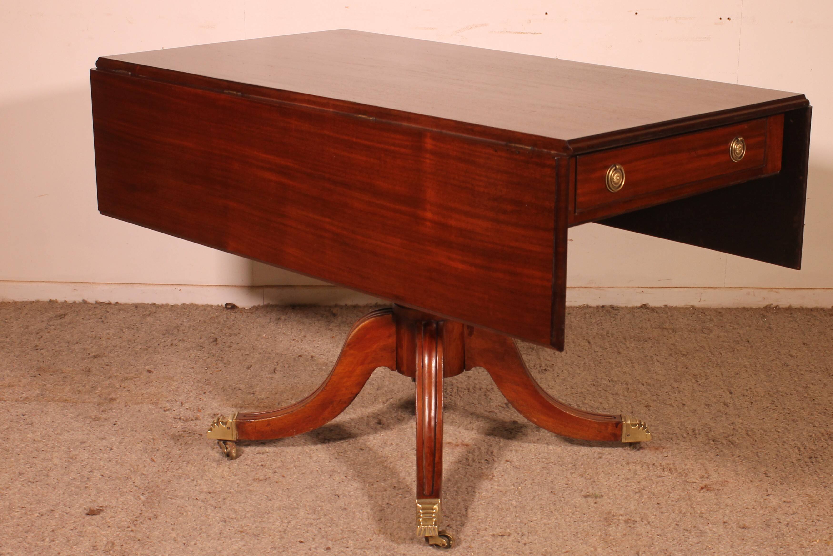 Pembroke table in solid mahogany from the 19th century.