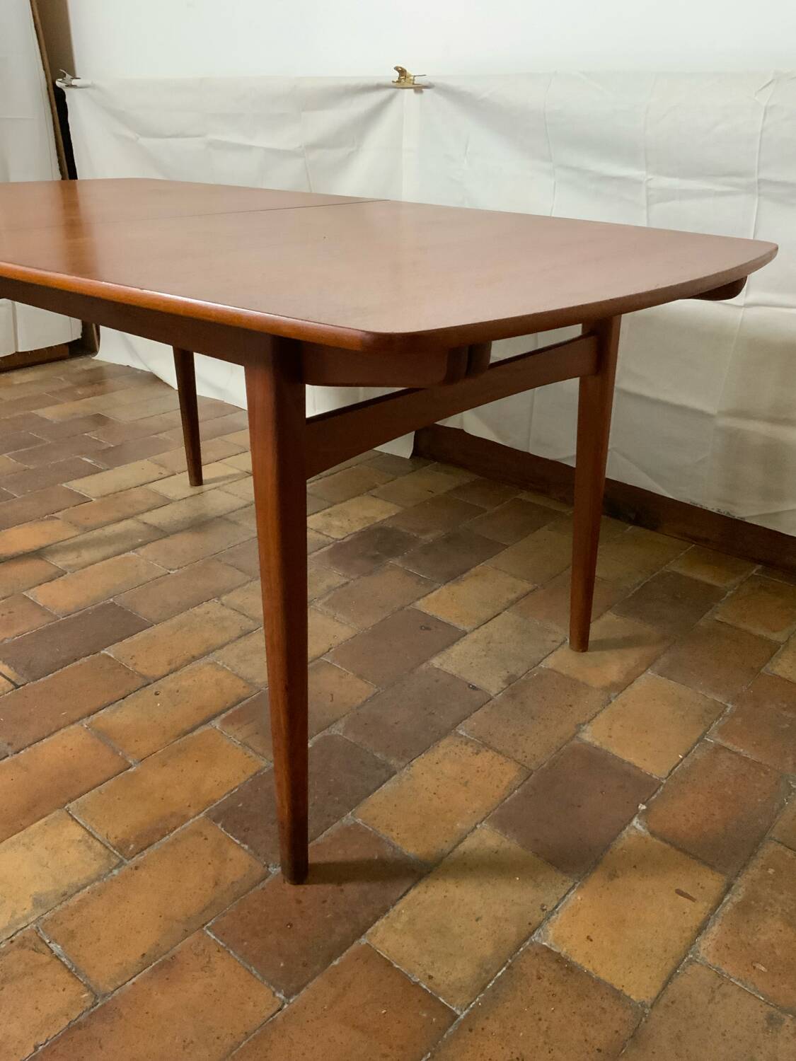 Extendable dining table