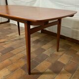 Extendable dining table