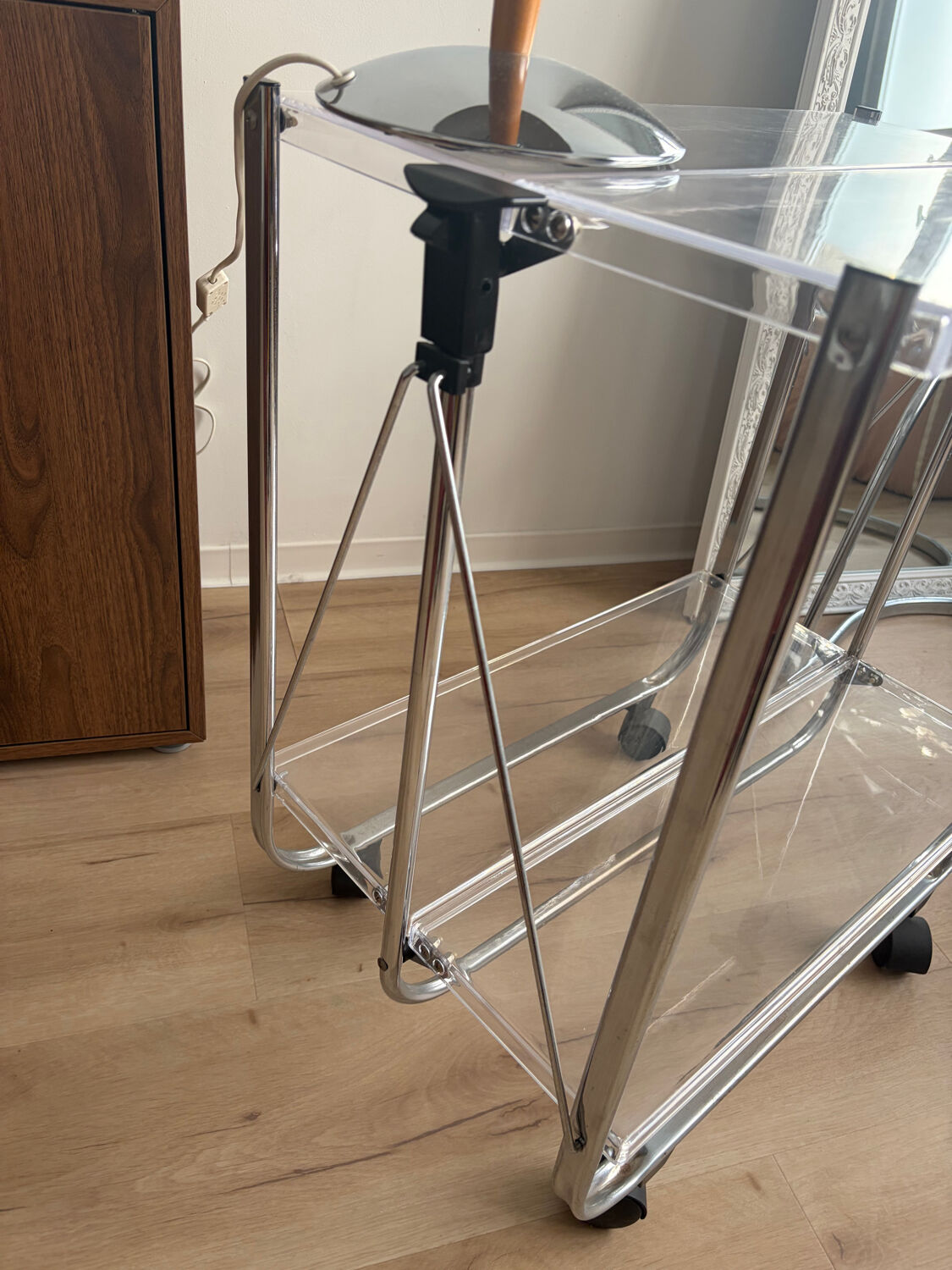 Folding dessert table in acrylic on wheels