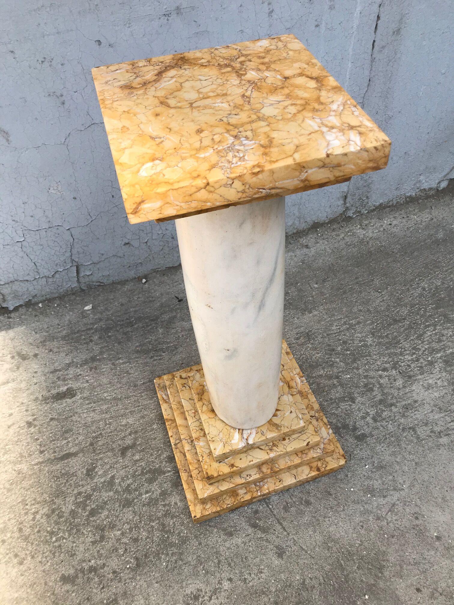Marble sellette