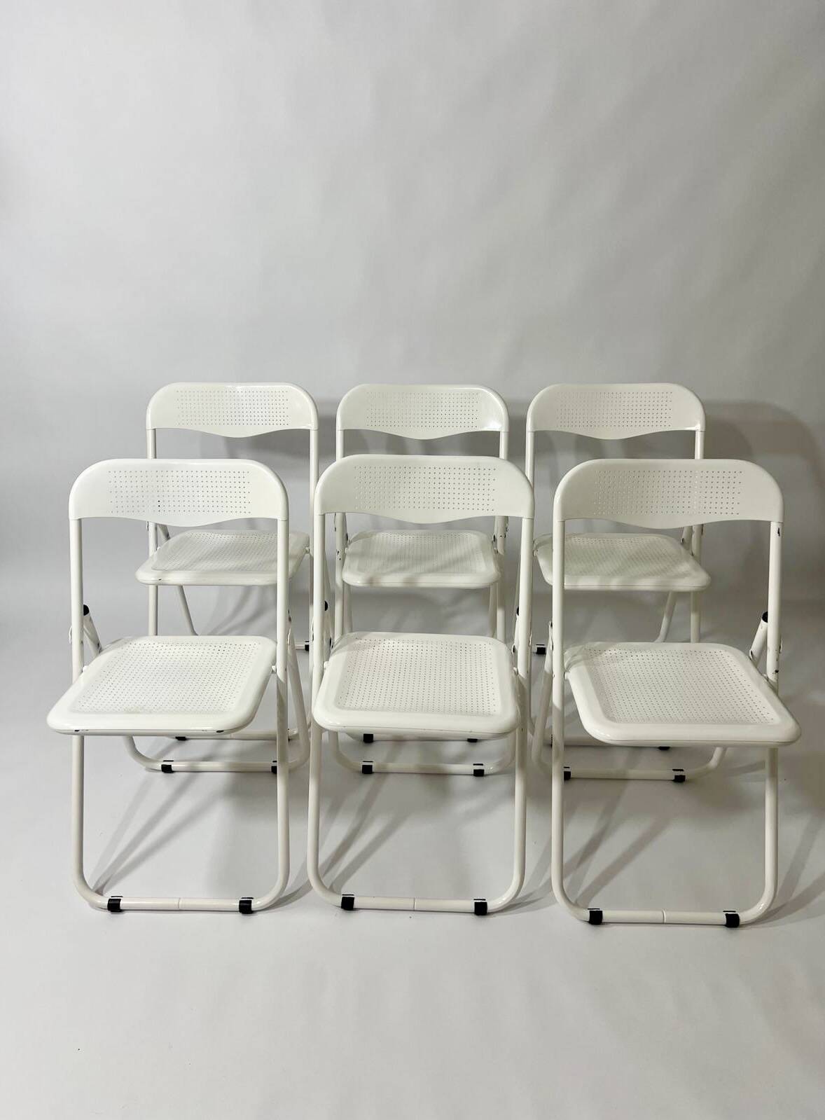 chaises pliantes en métal perforée, design vintage annees 1970