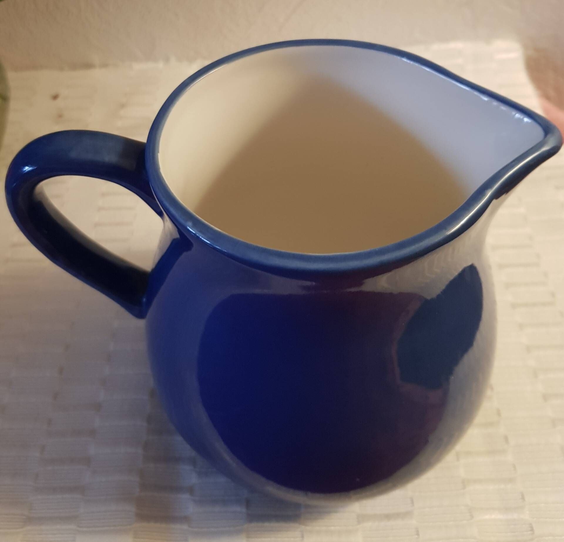 Bicoloured ceramic jug, blue and white from the brand Magu-CERA.