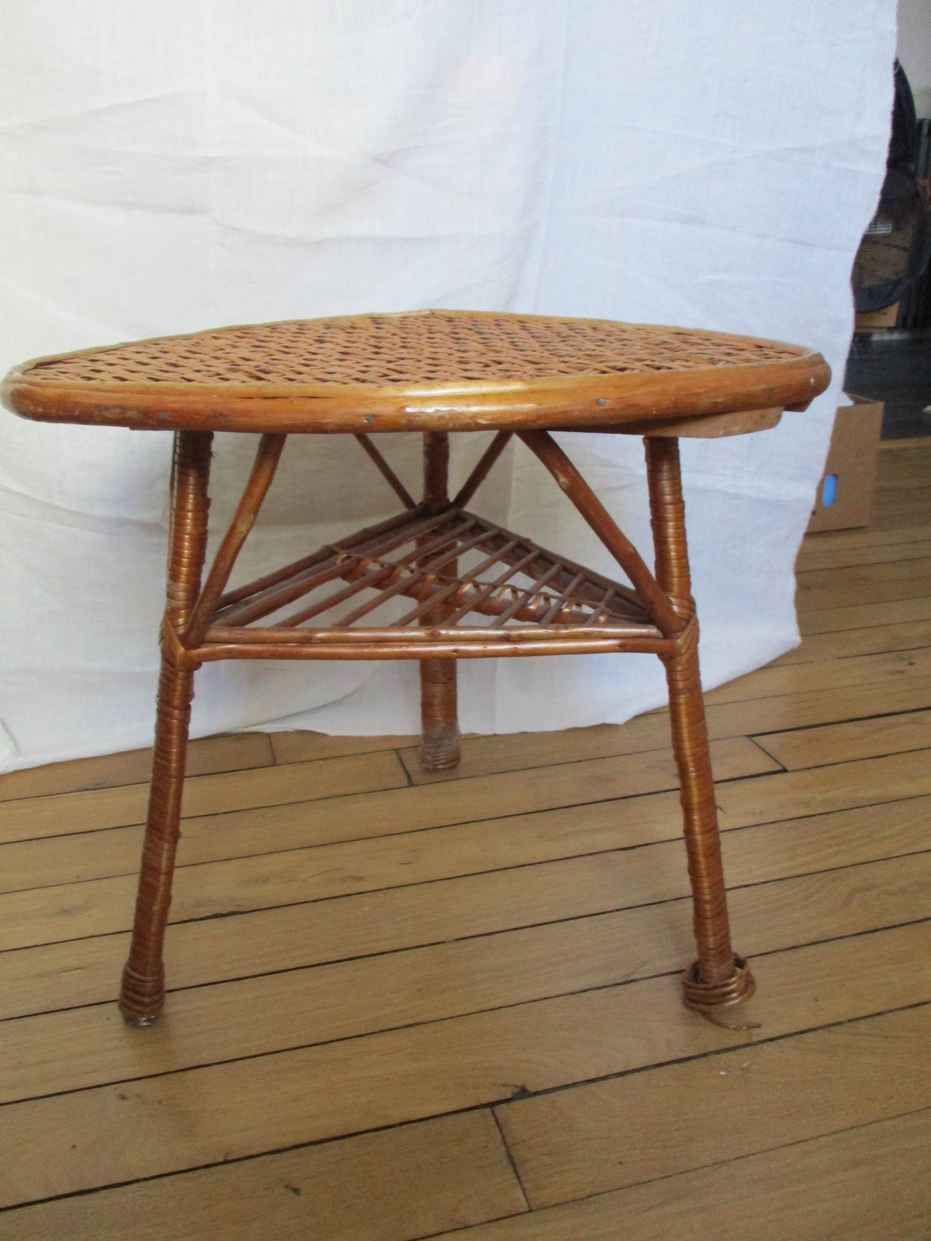 Table rotin, triangulaire, vintage.