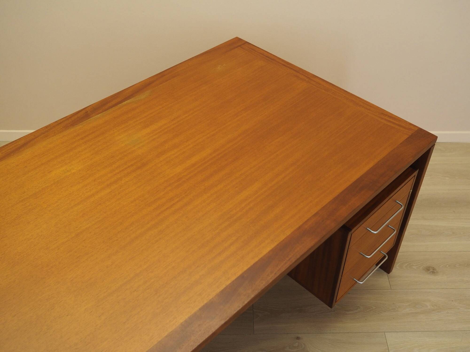 Bureau en teck par Jensen & Valeur pour Munch, Danemark, années 1960.