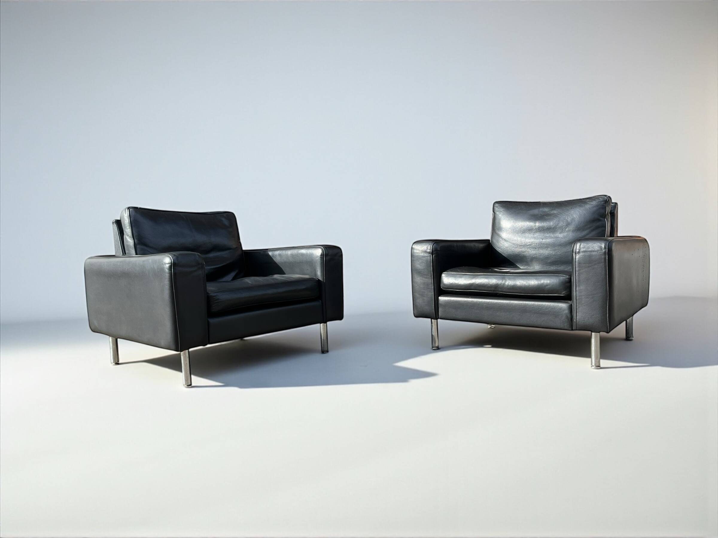 Lot de 2 fauteuils en cuir au design vintage