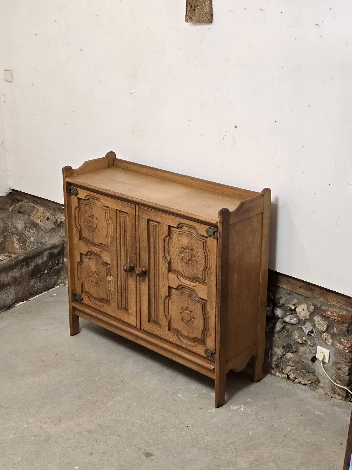 Buffet en chêne 1970 Guillerme et Chambron pour Votre Maison édition Circa