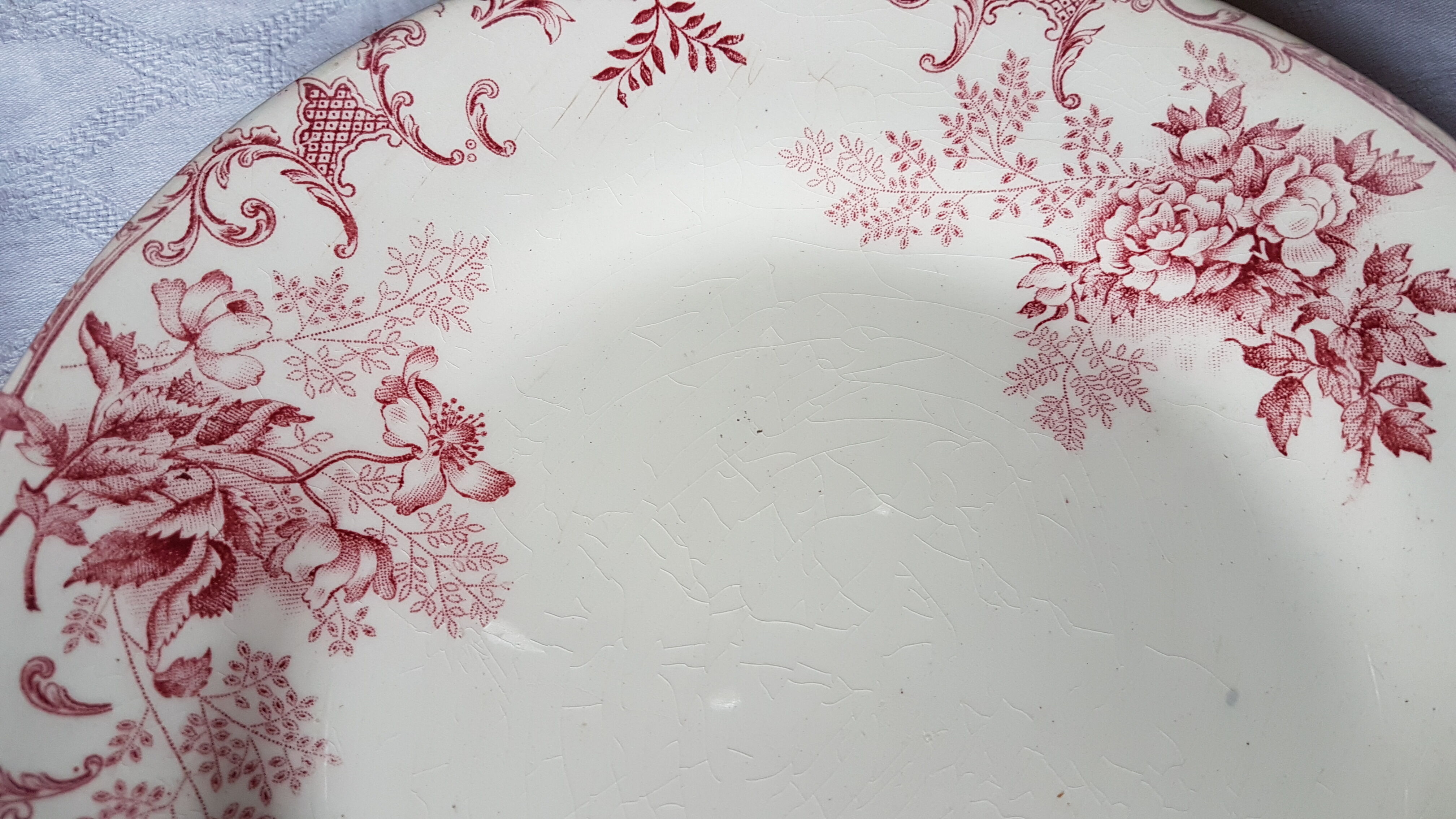 Paire d'assiettes en faïence à décor de fleurs