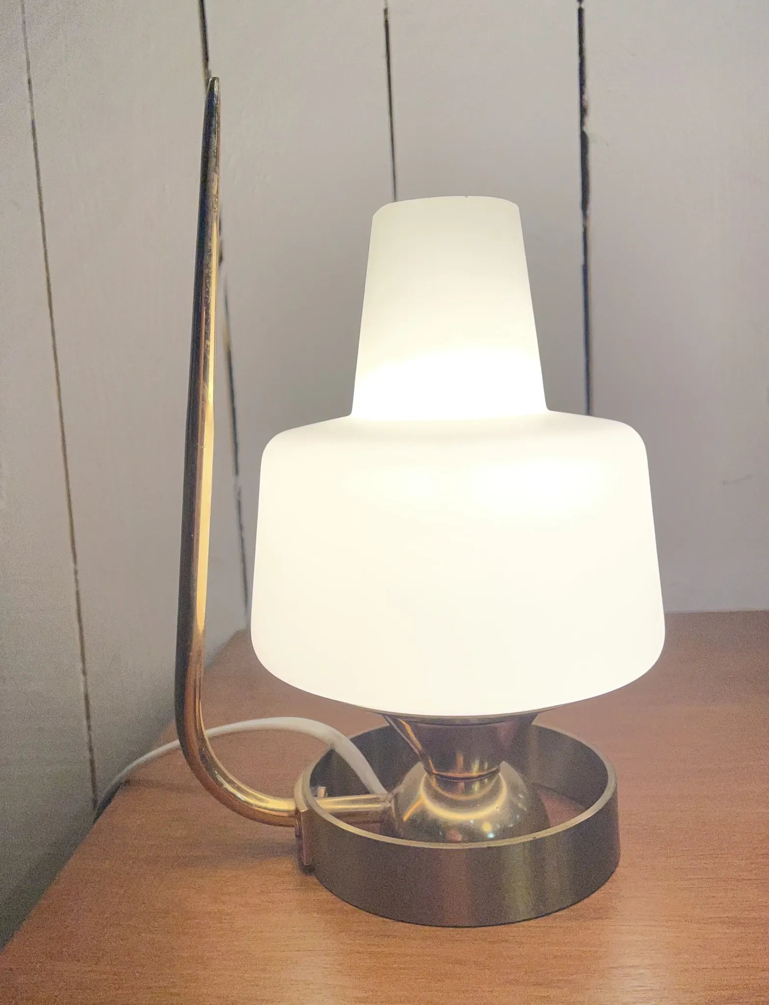 Table lamp in gold metal and opaline.