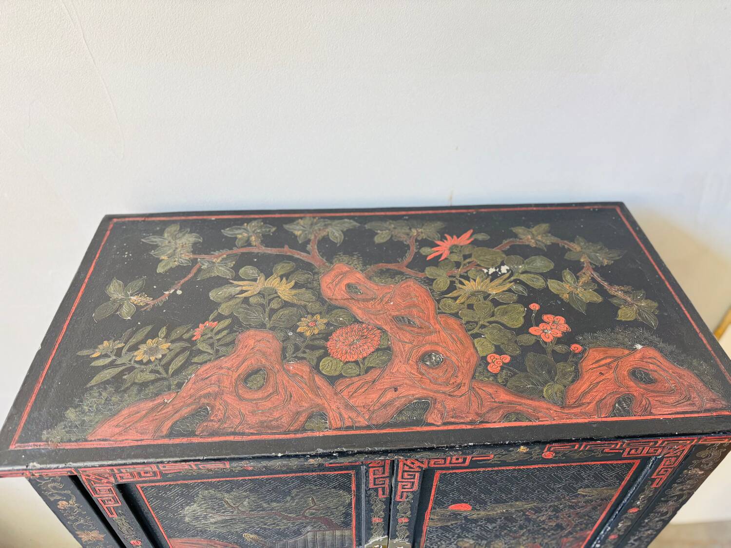 Antique Chinese cabinet in black and red lacquered wood – painted decoration on
