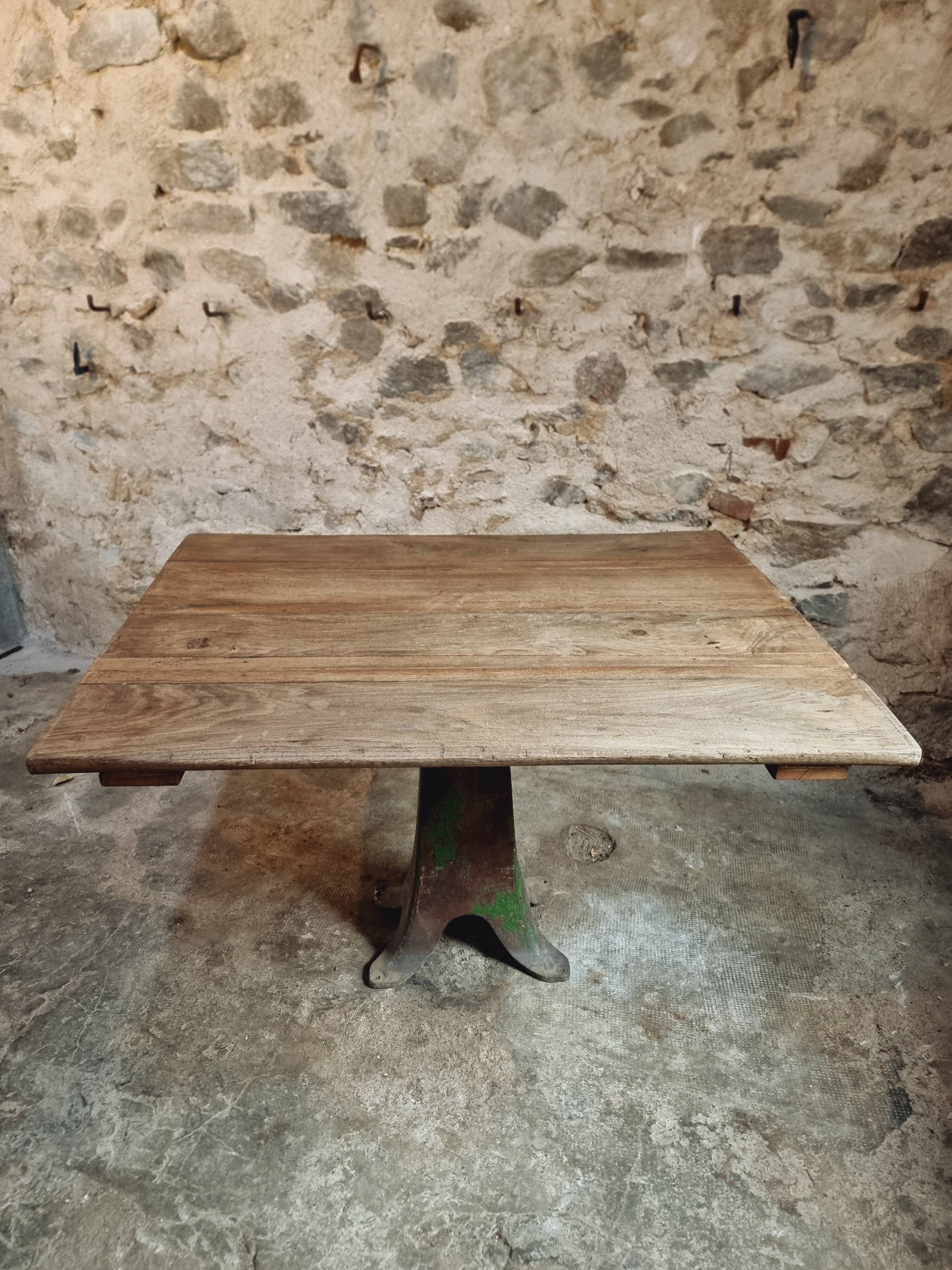 Table ancienne en chêne massif sur piètement en fonte – France, XVIIIe sièc