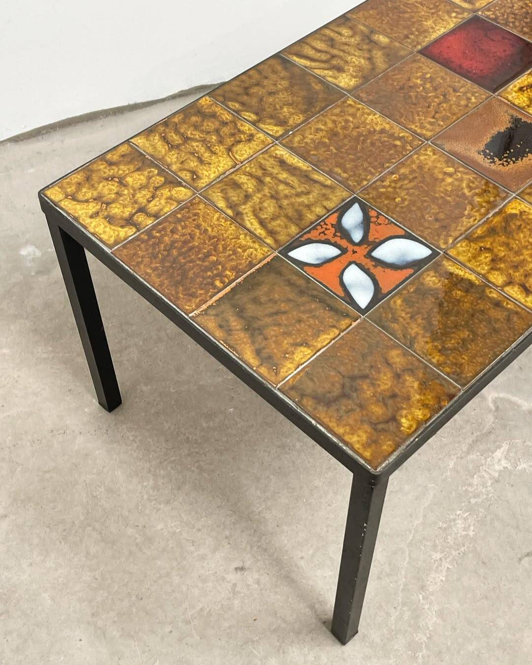 Coffee table in black metal and ceramic