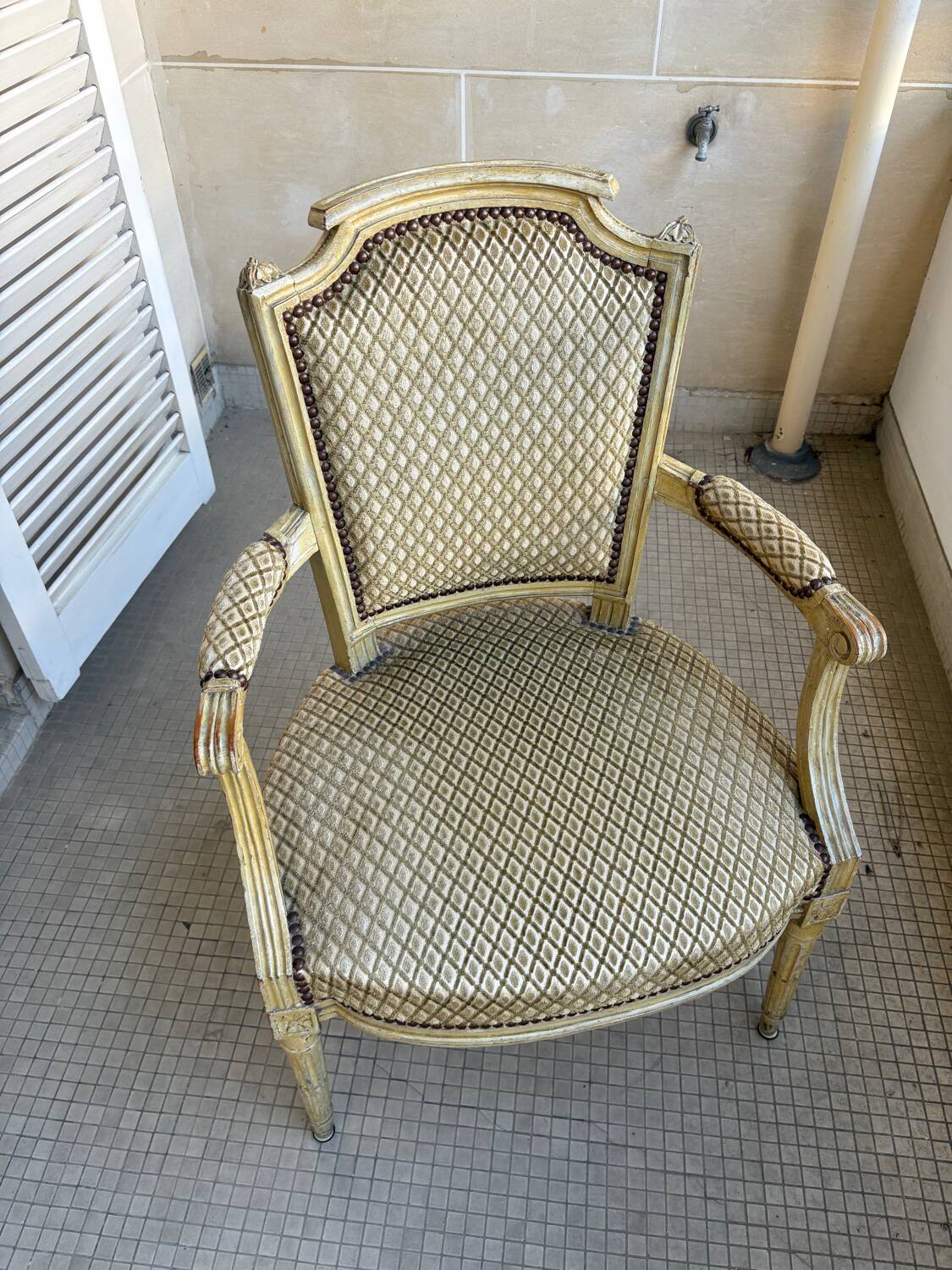 Elegant Louis XVI set – 4 cabriolet armchairs + 1 bergère