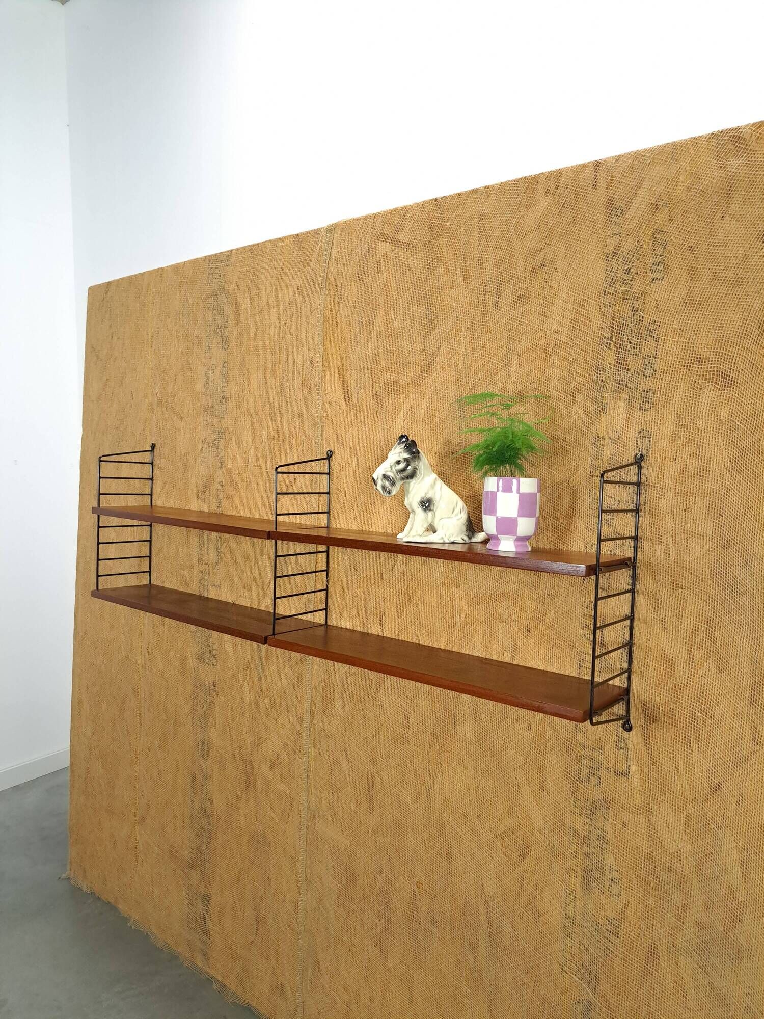 Nisse Strinning Breed String wandrek met zwart stalen houders en 4 planken