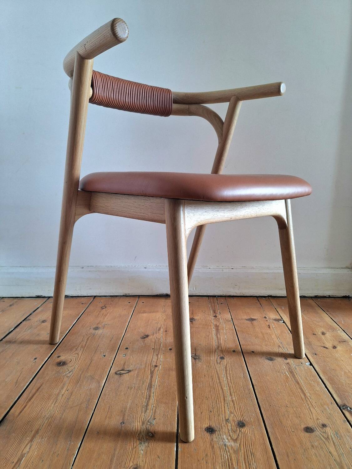 Fauteuil de table fermyo ampm chêne et cuir, siège design