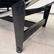 Vintage LC4 Chaise Longue par Le Corbusier en cuir noir