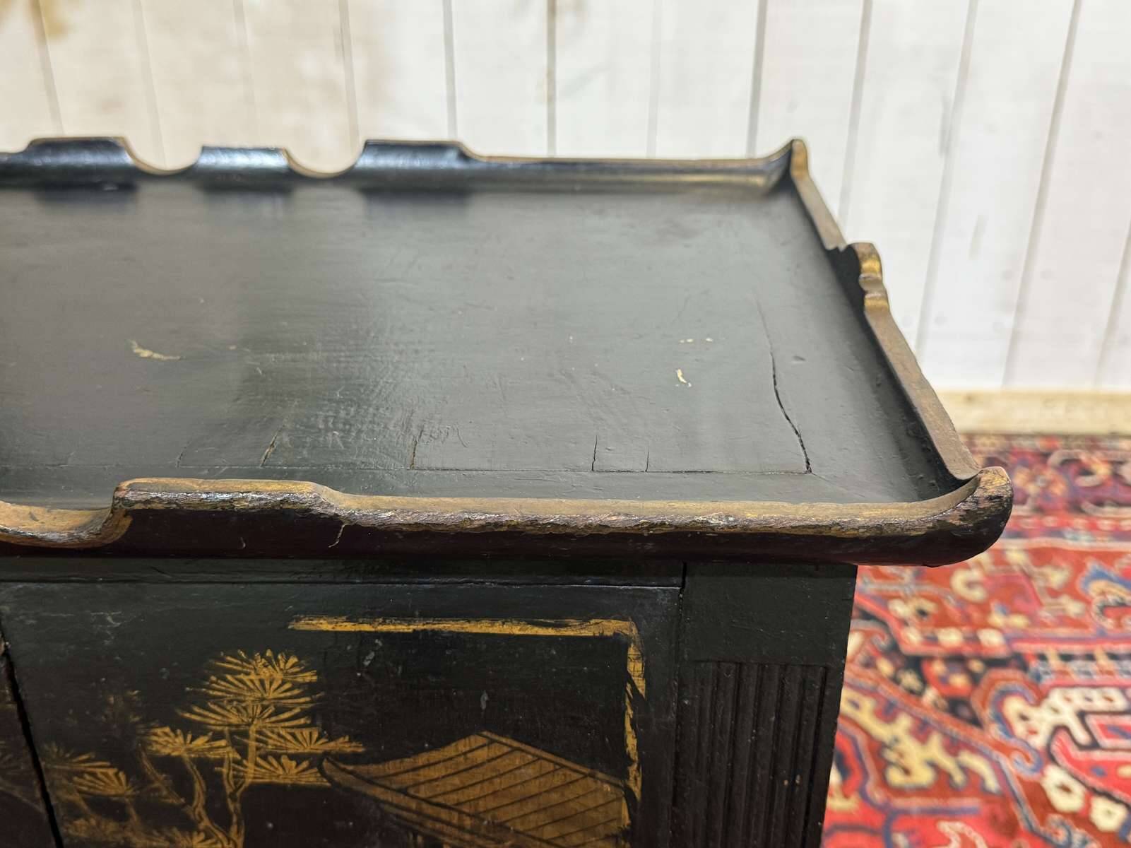 Small painted pine buffet from the 1950s, with Asian decor.