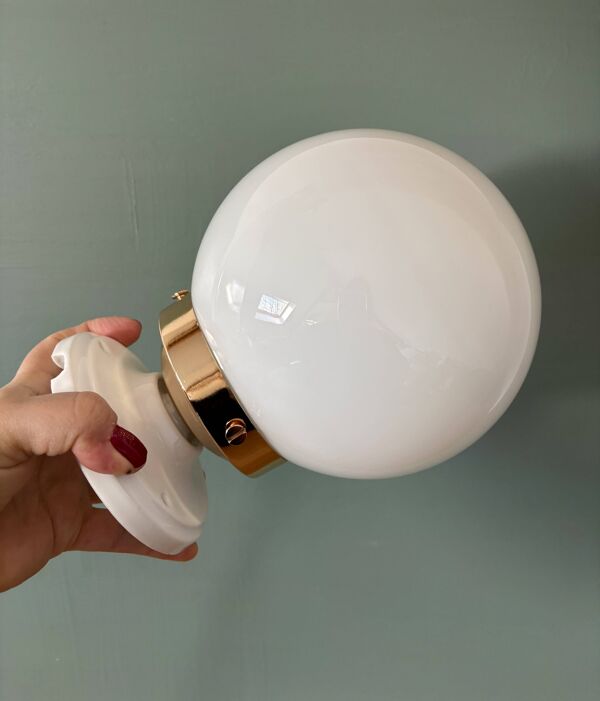 Applique ou plafonnier globe vintage en opaline blanche