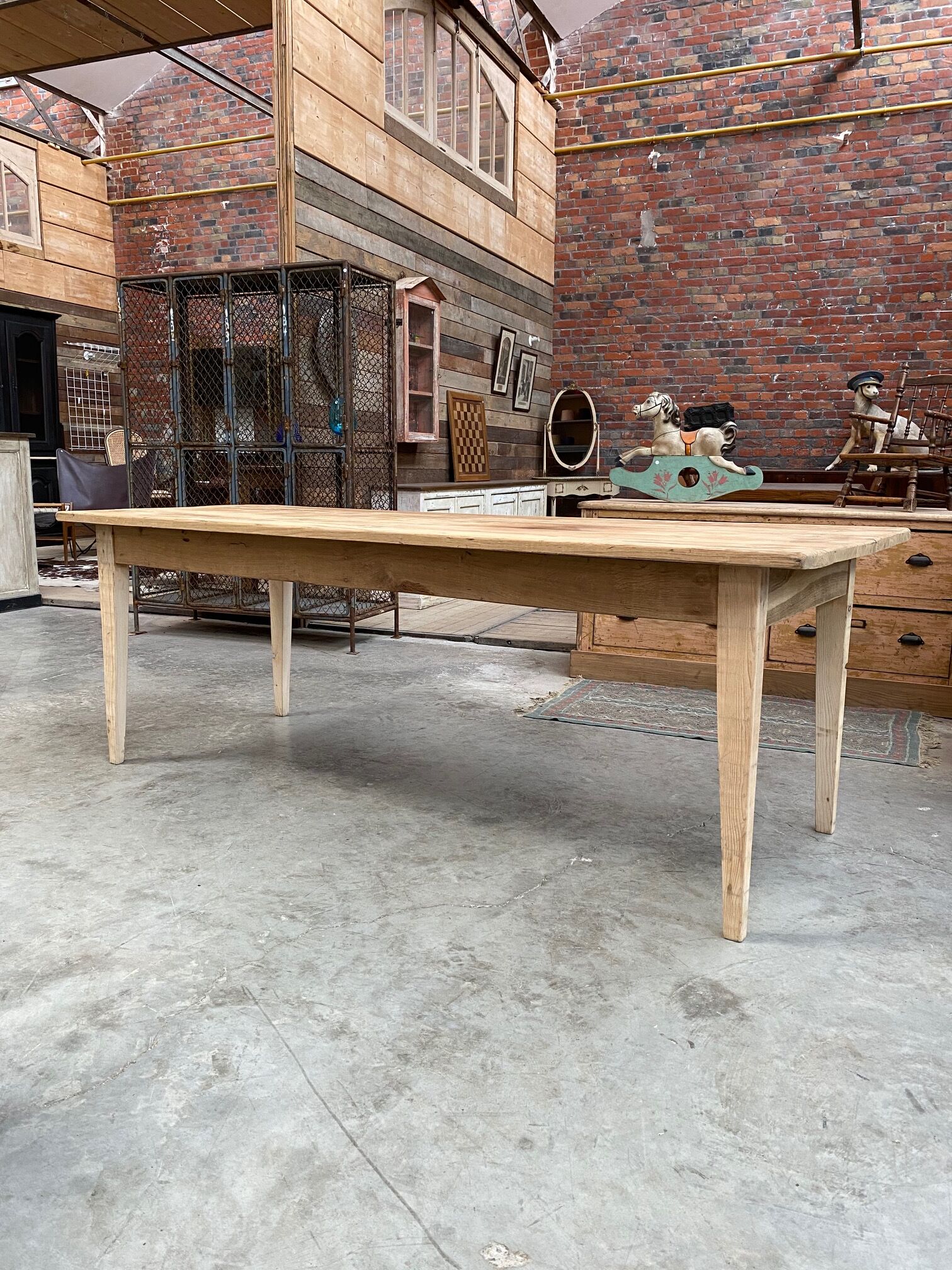 Farmhouse table spindle legs