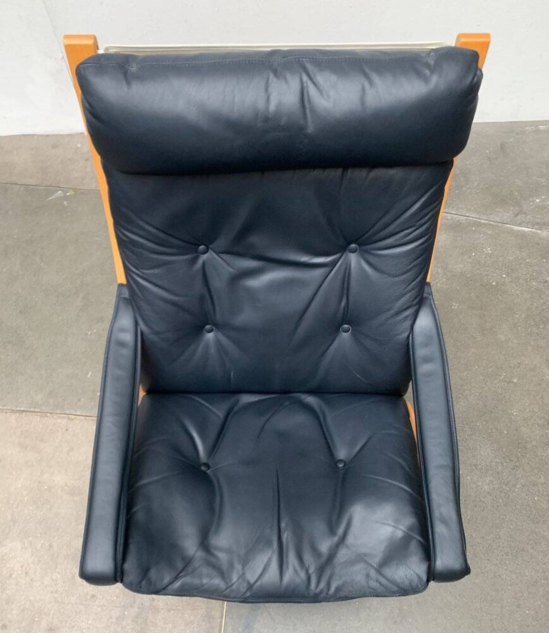 Siesta lounge chair set in Norwegian leather with ottoman by Ingmar Relling for Ekornes