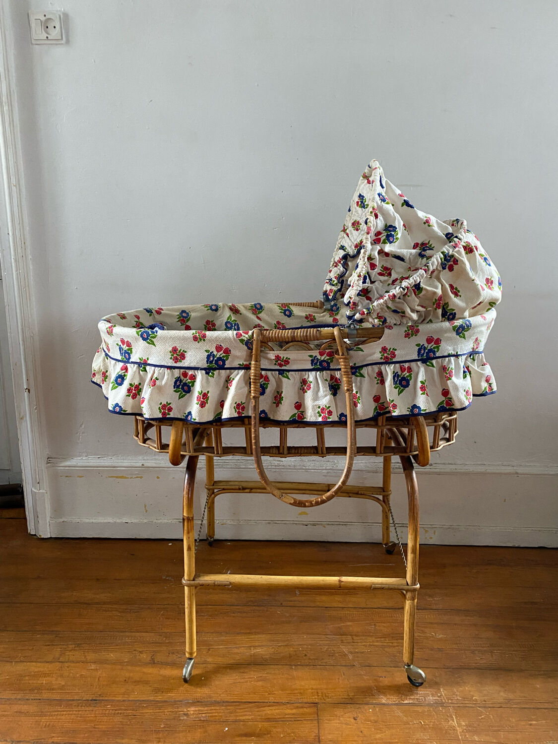 Foldable cot with vintage rattan bassinet