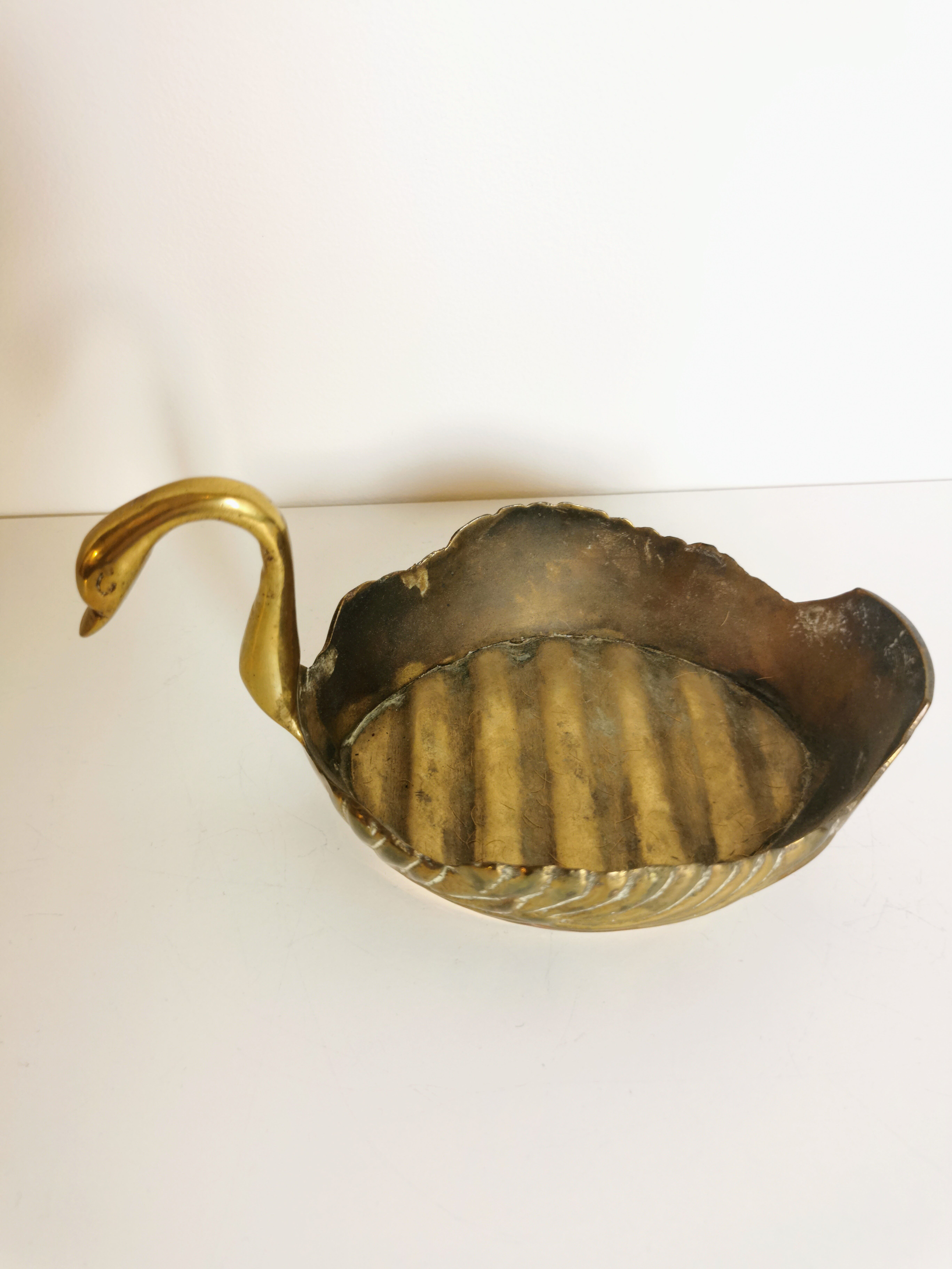 Brass empty-pocketed swan